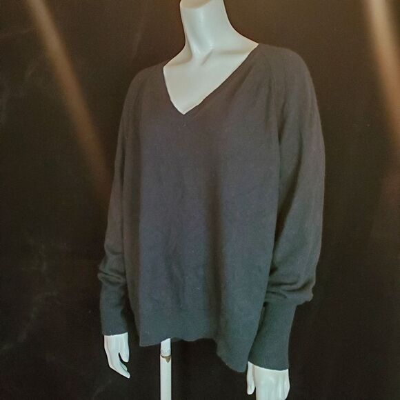 Vince Black V-Neck Sweater (L) - Picture 1 of 6